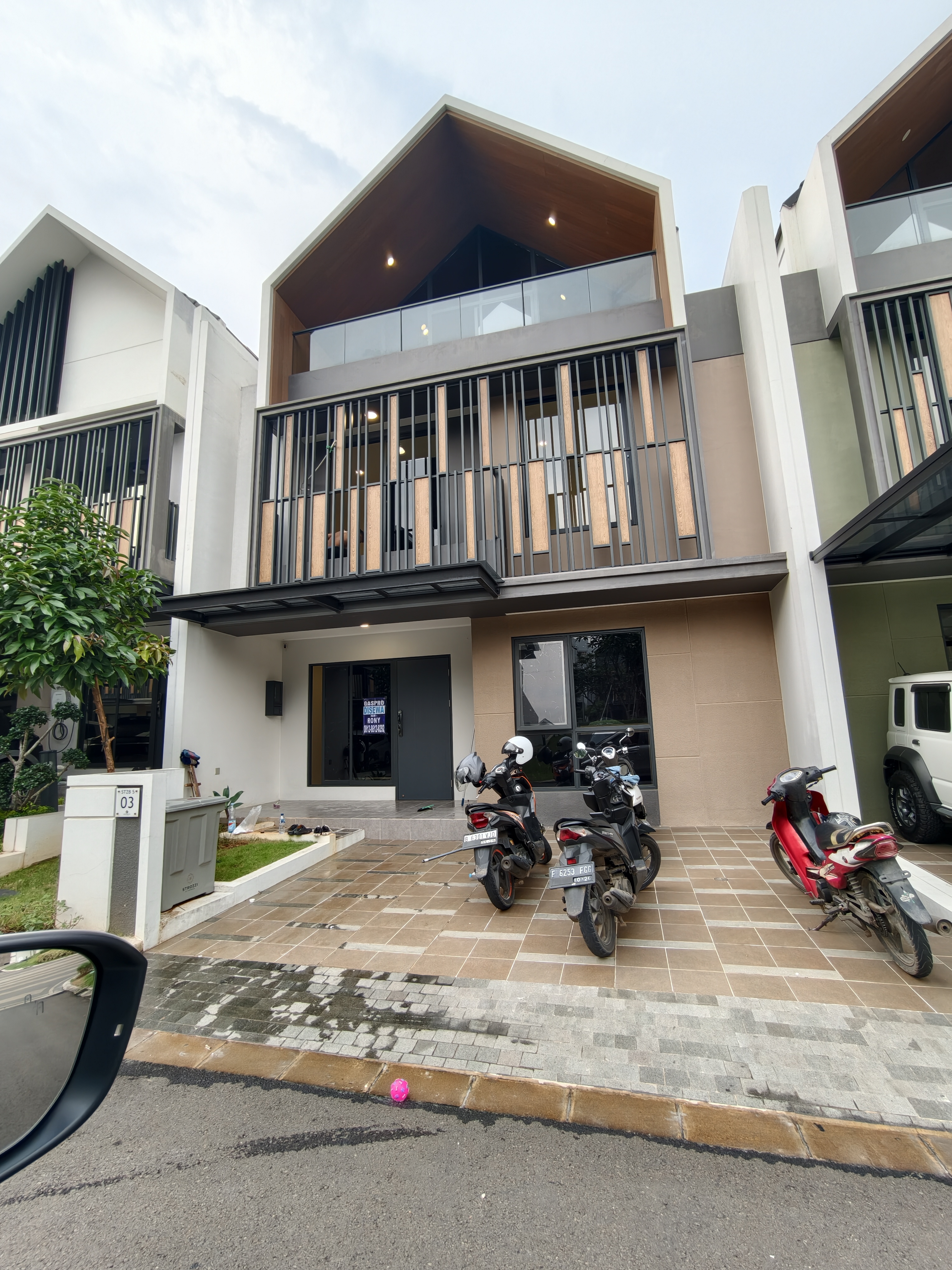 Disewakan rumah Strozzi full Attic gading serpong. 
Ukuran 8